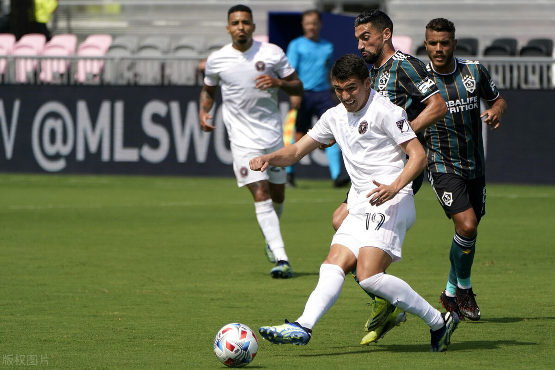 爱游戏APP-关于里程碑夜埃因霍温主帅复盘；德甲赛后刷纪录；引发热议；团队化学反应显著的信息