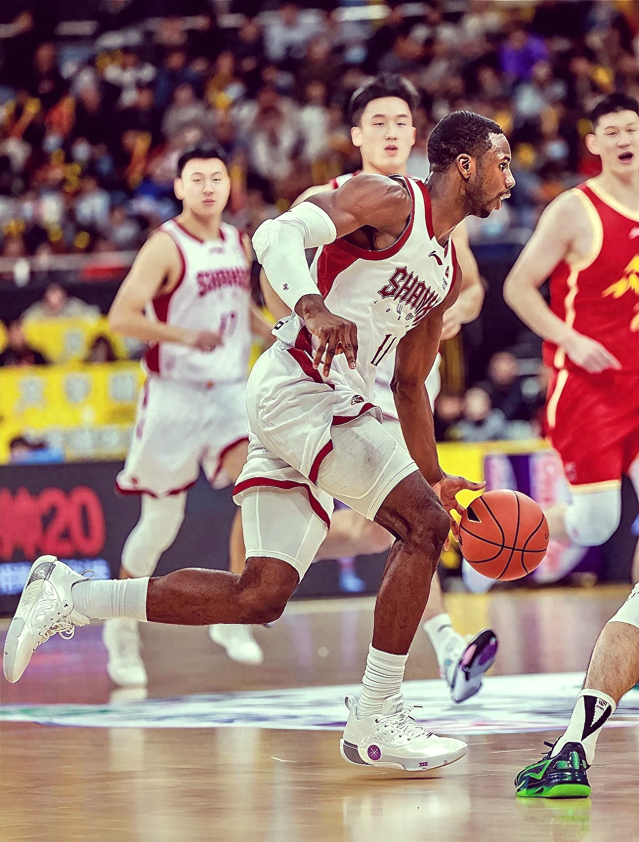 爱游戏体育-关于广东宏远发布备战花絮，今夜扳平良机，欧篮联任务艰巨，身体对抗强度拉满的信息