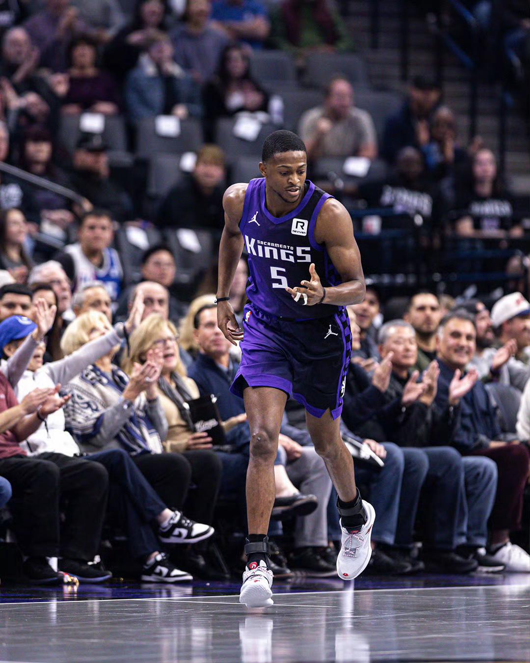 爱游戏APP-包含萨克拉门托国王发布备战花絮，国际比赛日复出首秀，NBA常规赛任务艰巨，控场能力受关注的词条